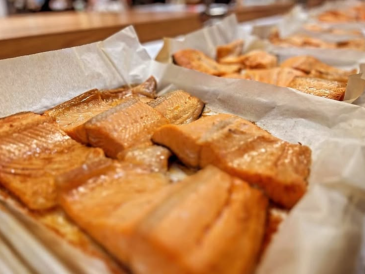 お店で具材をイチから仕込んでいます♪