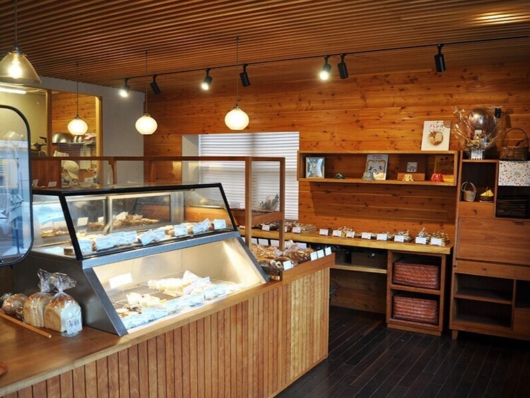 常時150種類以上の豊富なパンと焼き菓子