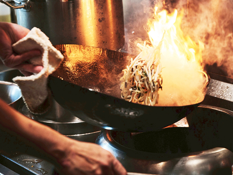 炎が上がる臨場感！中華の鍋振りが武器に