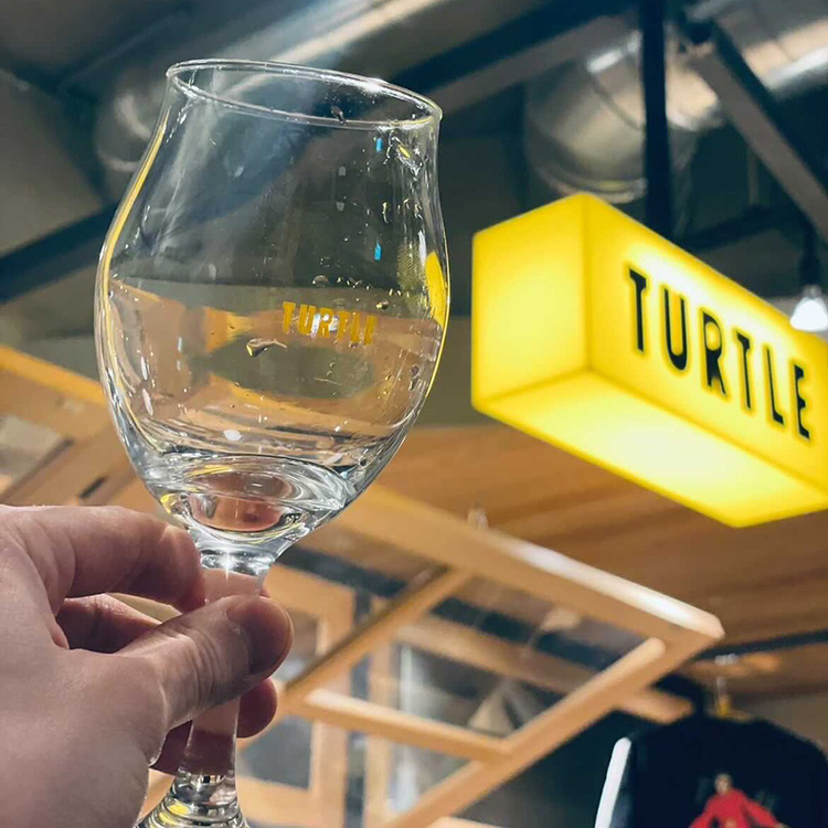 グラスや制服もお洒落にデザイン◎