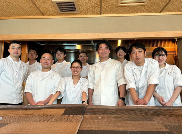 エレベーターを降りるとすぐお店です