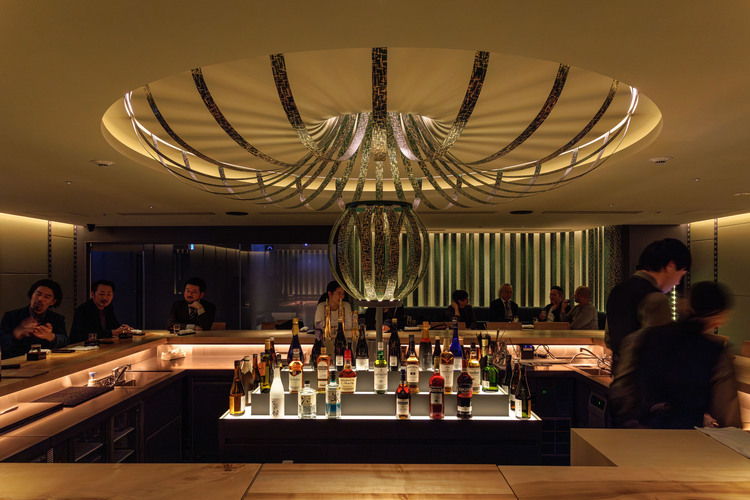 8階には高級感のあるあbarも！