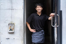 中退から月商2,200万円の店を率いるまで。渋谷『ジョウモン』店長の「背中で語る」チーム作り