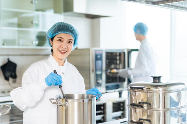 学校給食で調理する給食調理員