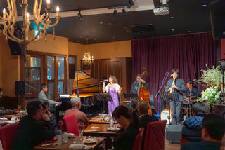 モナ ペトロの画像