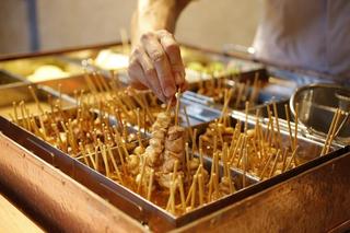 鶏串煮込み しみるの画像