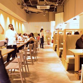 tables cook & jonathan's bookstoreの画像