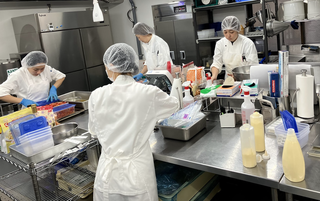 セントラルキッチン 調理【DEAN & DELUCA】の画像